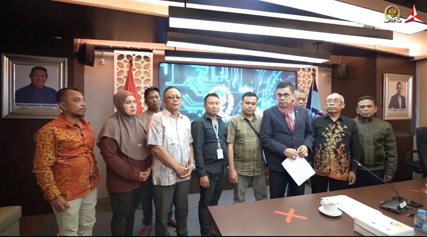 Fraksi Demokrat DPR menerima keluhan nelayan Pati dan Rembang, Jawa Tengah terkait kasus pembakaran kapal.