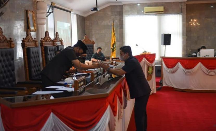 Fraksi di DPRD Kota Sukabumi menyepakati pembahasan raperda perlindungan anak dalam rapat paripurna DPRD Kota Sukabumi, Sabtu (16/4/2022).