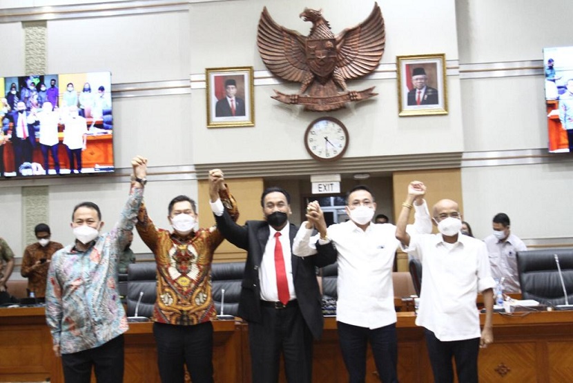 Fraksi PDIP DPR RI melakukan acak ulang alias rotasi jabatan Ketua Komisi III DPR RI. Jabatan yang sebelumnya dipegang Herman Hery kini dialihkan ke Bambang Wuryanto alias Bambang Pacul yang sebelumnya menjabat Wakil Ketua Komisi VII DPR RI. 