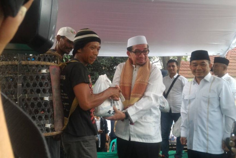 Fraksi PKS DPR menggelar buka puasa bersama pemulung, Senin (19/6)