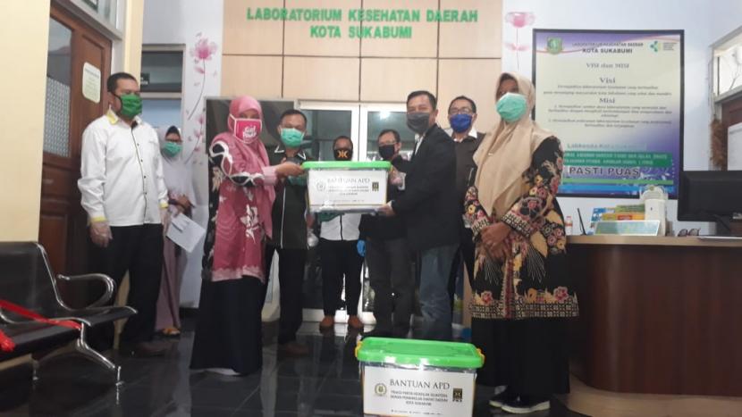 Fraksi PKS DPRD Kota Sukabumi menyerahkan bantuan alat pelindung diri (APD) kepada tenaga medis di Labkesda Kota Sukabumi, Jumat (17/4)