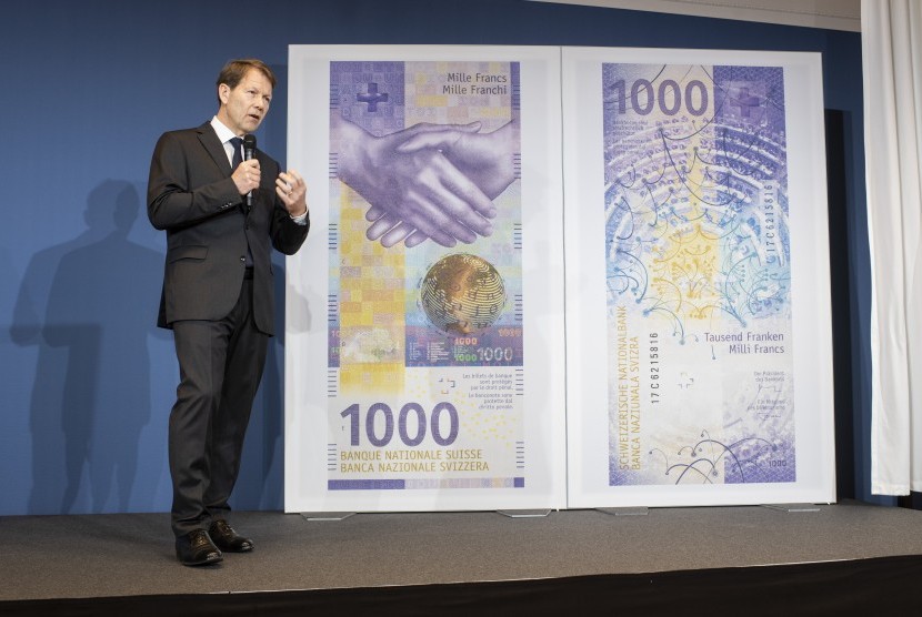 Franc Swiss. Uang pecahan 1.000 franc Swiss diperlihatkan pertama kali ke publik, Selasa (5/3) di Zurich.