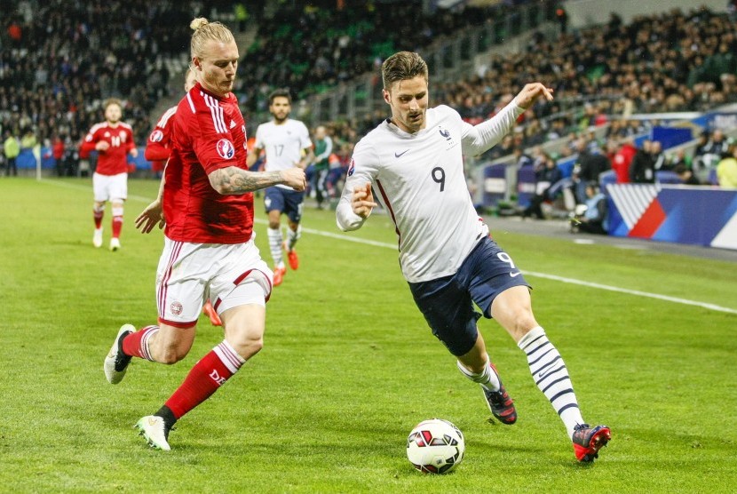 France's Olivier Giroud (L) challenges Simon Kjaer (R) of Denmark during their international friendly soccer match at the Geoffroy-Guichard stadium in Saint Etienne, March 29, 2015. 