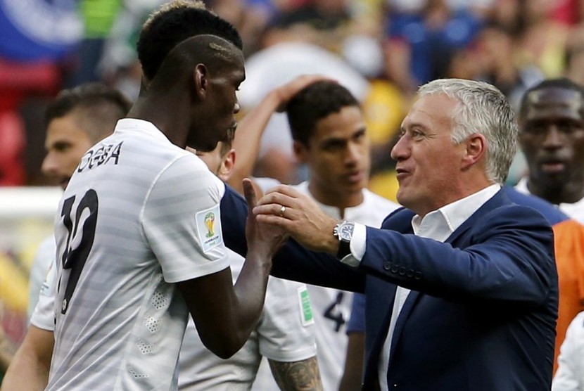 France's Paul Pogba and coach Didier Deschamps celebrate after Nigeria's Joseph Yobo (unseen) scored his own goal during their 2014 World Cup round of 16 game at the Brasilia national stadium in Brasilia June 30, 2014.