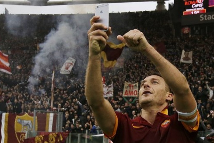Francecso Totti saat ber-selfie.