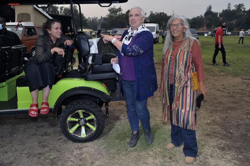Frances McDormand (kiri), Swankie, dan Linda May menghadiri pemutaran drive-in Nomadland pada 11 September 2020 di Rose Bowl, Pasadena, Kalifornia, AS. Nomandland memenangkan enghargaan Golden Lion untuk film terbaik di Festival Film Venice 2020. 