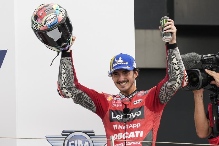 Francesco Bagnaia dari Italia merayakan kemenangannya dalam balapan MotoGP San Marino, di sirkuit Misano di Misano Adriatico, Italia, Minggu, 19 September 2021.