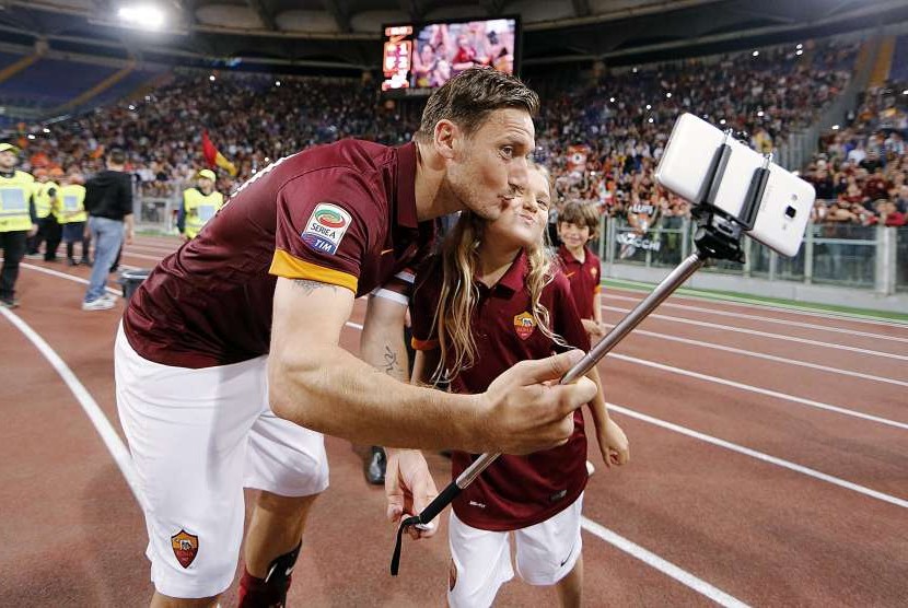 Francesco Totti berfoto wefie dengan anaknya.