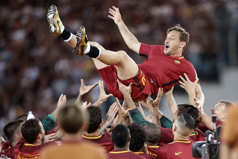 Francesco Totti dilambungkan ke udara oleh rekan setimnya di AS Roma seusai laga perpisahan melawan Genoa, di Stadion Olimpico, Senin (29/5) dini hari WIB.