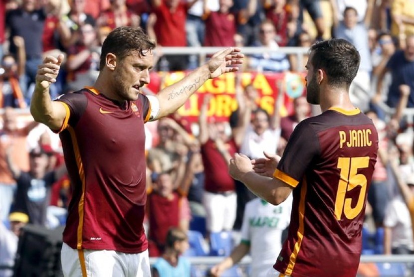 Francesco Totti (kiri) saat merayakan golnya ke gawang Empoli