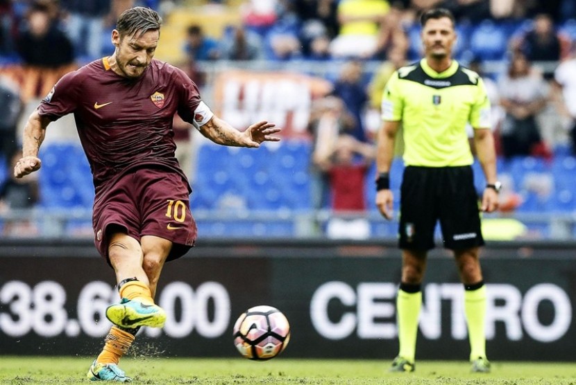 Francesco Totti saat mengeksekusi penalti.