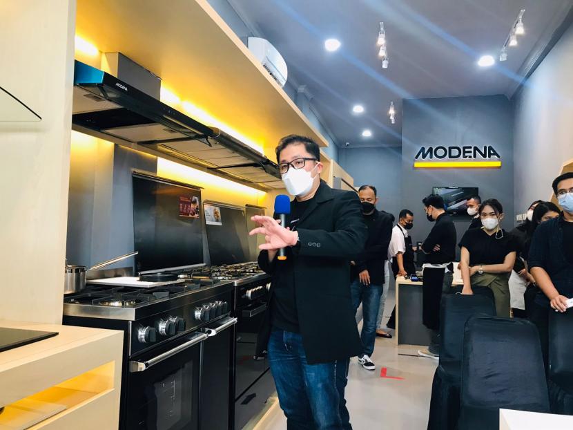 Franchise Manager Modena Indonesia, Andre Ong memaparkan tentang peningkatan penjualan peralatan memasak selama pandemi Covid-19, Rabu (27/10). 