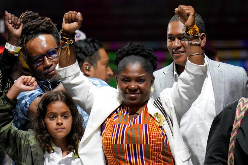 Francia Marquez, pasangan calon mantan pemberontak Gustavo Petro, melakukan selebrasi di depan pendukungnya setelah mereka memenangkan pemilihan presiden putaran kedua di Bogota, Kolombia, Minggu, 19 Juni 2022.