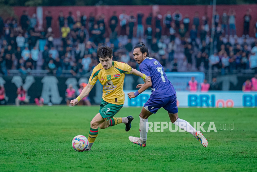 Francisco Rivera (kiri) mencoba melewati penjagaan pemain Persik Kediri Yusuf Meilana dalam pertandingan BRI Liga 1 di Stadion Brawijaya, Kediri, Senin (5/5/2025)