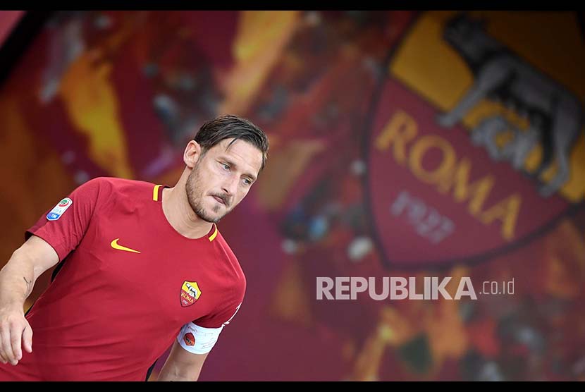 Francisco Totti menjalani pertandingan terakhir bersama AS Roma melawan Genoa CFC di Stadion Olympico, Roma, Senin (29) dini hari.