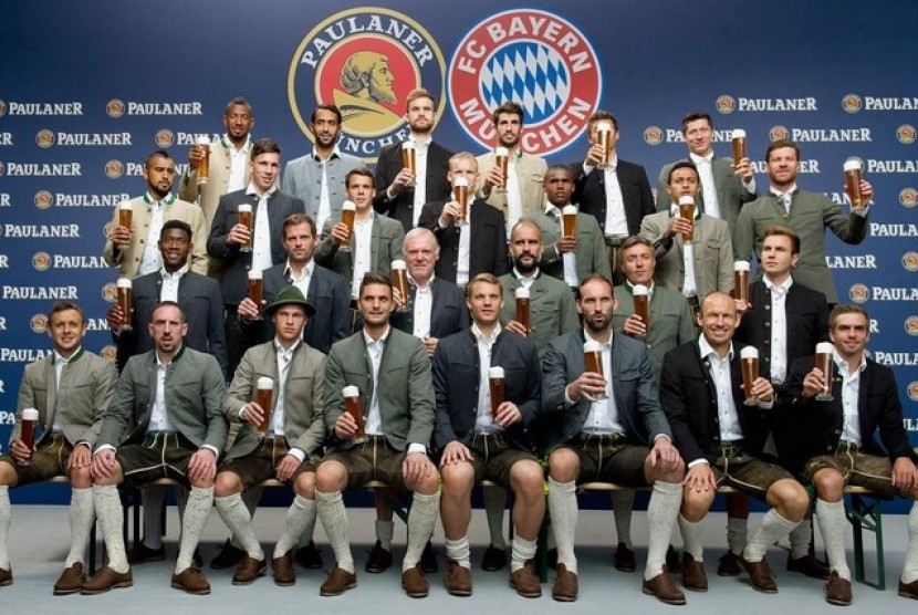 Franck Ribery (bawah, kedua kiri) dan Mehdi Benatia (atas kedua kiri) tak memegang bir saat sesi foto tim