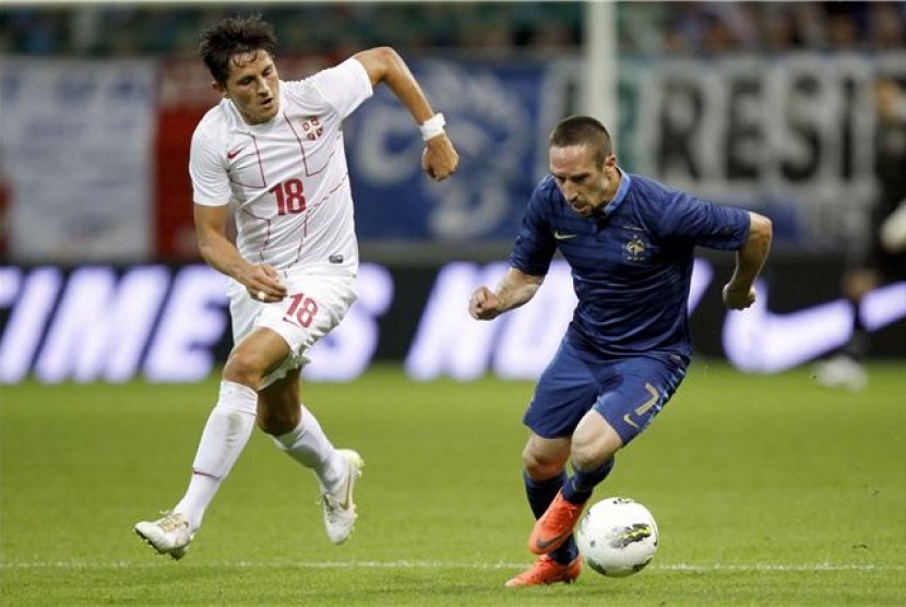 Franck Ribery (kanan), winger timnas Prancis, menggiring bola dengan diganggu pemain Serbia, Ljubomir Fejsa, dalam laga uji coba di Stadion Auguste Delaune, Reim, Prancis, Kamis (31/5). 