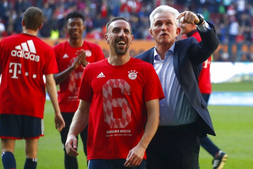 Franck Ribery (kiri) bersama pelatih Bayern Muenchen Jupp Heynckess merayakan gelar ke-28 Die Roten pada Bundesliga.