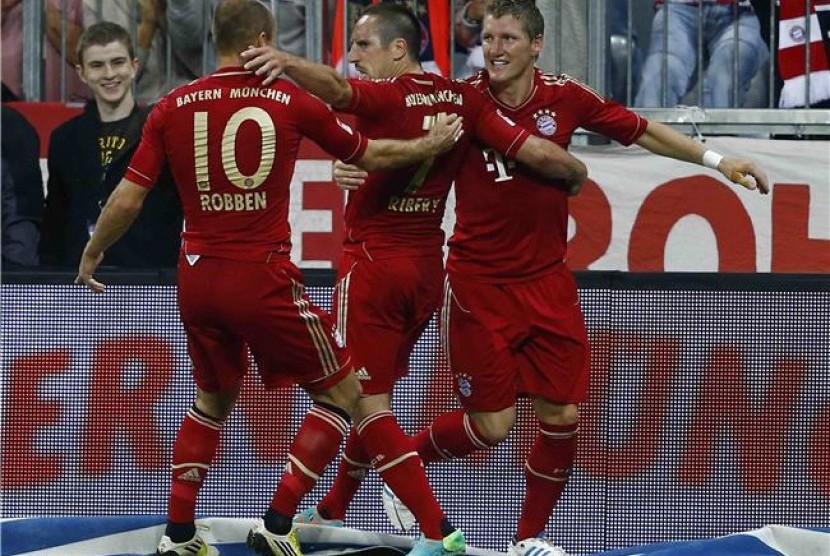  Franck Ribery (tengah) bersama Arjen Robben (kiri) dan  Bastian Schweinsteiger. 