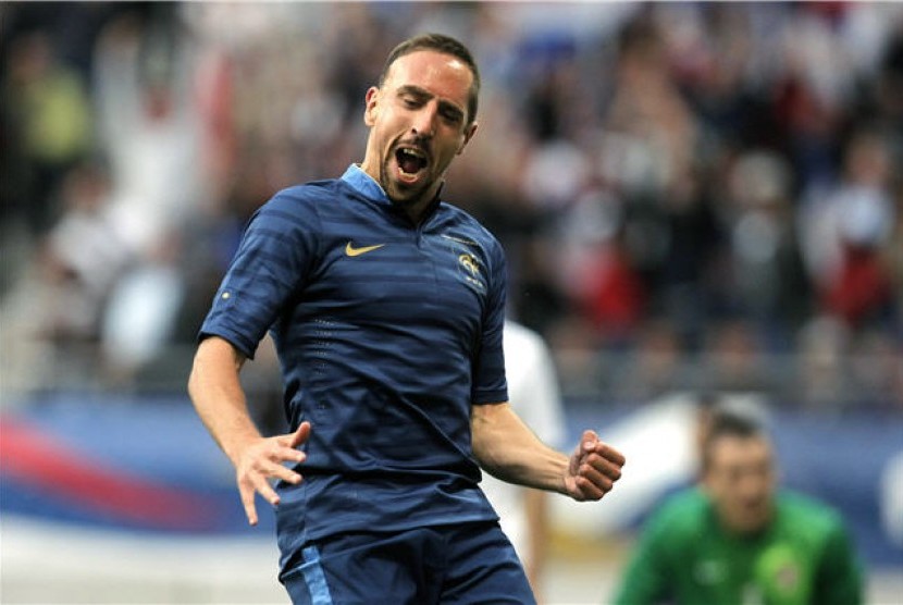 Franck Ribery, winger timnas Prancis, meluapkan emosi kegembiraannya usai mencetak gol dalam laga uji coba lawan Serbia di Reims, Prancis, Kamis (31/5). 