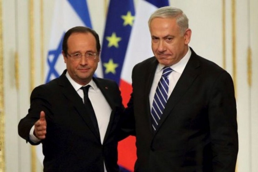 Francois Hollande (kiri) dan Benyamin Netanyahu (kanan) sebelum tampil di jumpa pers bersama di Istana Elysee , Prancis.