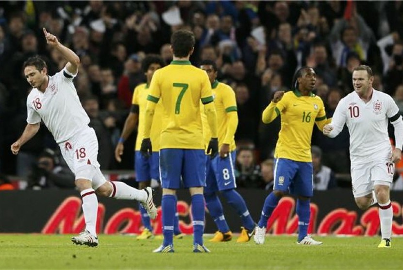 Frank Lampard (kiri), gelandang timnas Inggris, merayakan golnya saat menghadapi Brazil di laga persahabatan di Stadion Wembley, London, Kamis (7/2). 