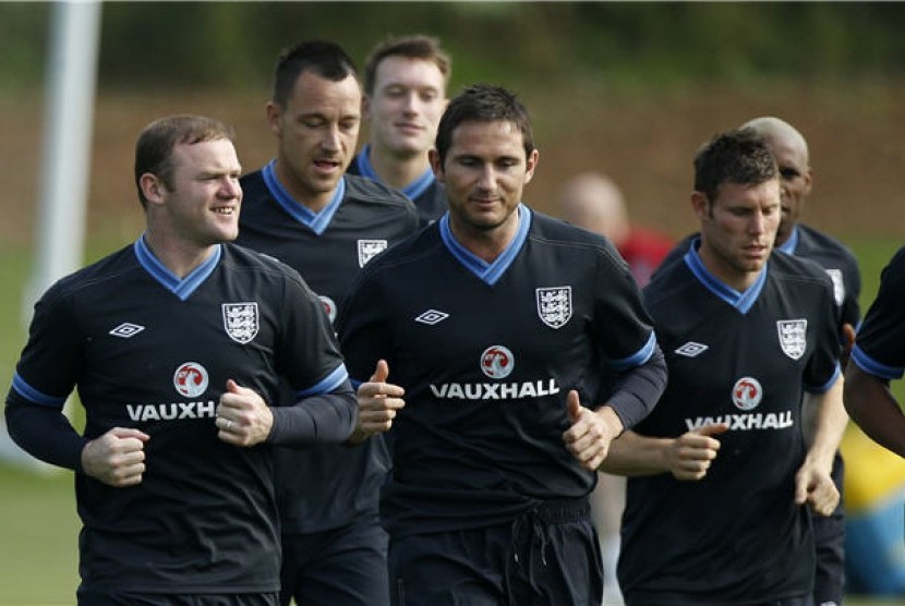 Frank Lampard (tengah) bersama rekan setimnya menggelar latihan di London Colney, Inggris, Selasa (29/5). 