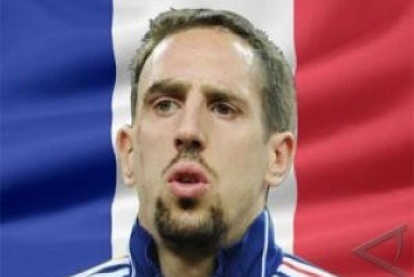 Frank Ribery di depan bendera Prancis.