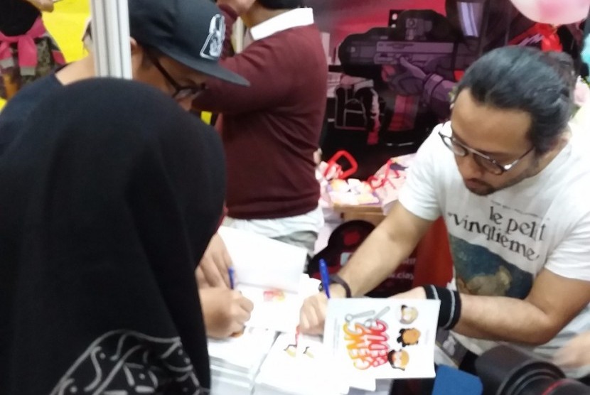 Franki 'Pepeng' Indrasmoro (kanan) dan Aria Baja (kiri) bersama editor Andriyati, saat peluncuran komik Geng Bedug terbitan Rekomika, imprint Republika Penerbit, saat acara Popcon Asia 2017 di Jakarta Convention Center (JCC), Ahad (6/8).