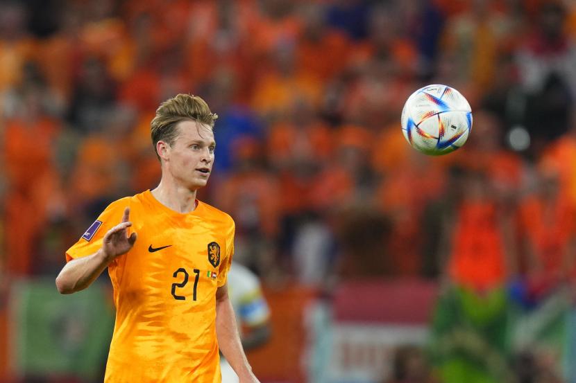  Frankie de Jong dari Belanda melihat bola selama Piala Dunia, pertandingan sepak bola grup A antara Senegal dan Belanda di Stadion Al Thumama di Doha, Qatar, Senin, 21 November 2022.