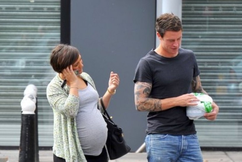  Frankie Sandford dan kekasihnya Wayne Bridge saat berjalan di Kota London