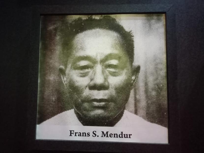 Frans Soemarto Mendur. Bersama kakaknya, ia adalah fotografer yang hadir meliput pembacaan Proklamasi RI 17 Agustus 1945.