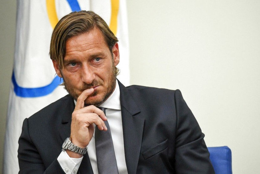 Legenda AS Roma, Fransesco Totti. Totti menegaskan dirinya akan terbang ke Albania untuk menyaksikan pertandingan final Liga Conference Eropa antara Roma melawan Feyenoord, 26 Mei 2022 mendatang.