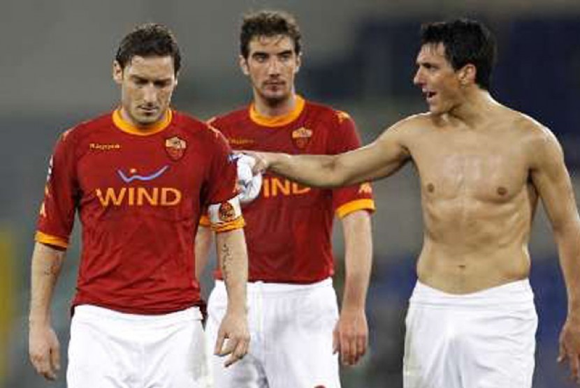 Fransesco Totti dan dua rekan setim (Foto:Reuters