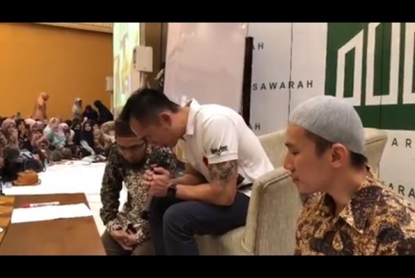 Freddy Siauw (baju putih) saat mengucap kalimat syahadat.