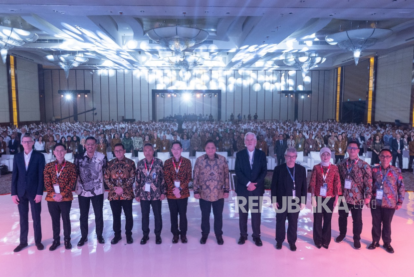 Frederic de Wilde (President, SSEA, CIS & MEA Region Philip Morris International), Ivan Cahyadi (Presiden Direktur PT HM Sampoerna Tbk.), Maman Abdurrahman (Menteri UMKM Republik Indonesia), Budi Santoso (Menteri Perdagangan RI), Andrijanto (Direktur Retail Funding and Distribution PT Bank Rakyat Indonesia (Persero) Tbk.),  Romulus Sutanto (Direktur PT SRC Indonesia Sembilan), Airlangga Hartarto (Menteri Koordinator Bidang Perekonomian RI), Jacek Olczak (Chief Executive Officer Philip Morris International), Andre Calantzopoulos (Executive Chairman Philip Morris International), Febby Novita (Direktur Bisnis Perusahaam Umum Bulog), Adiwinahyu Basuki Sigit (Direktur Penjualan PT Telekomunikasi Selular (Telkomsel)), dan Faizal Rochmad Djoemadi (Direktur Utama PT Pos Indonesia(Persero) menghadiri acara  The Big Idea Forum bertema “Pahlawan Ekonomi Bangsa: Kekuatan UMKM untuk Mendorong Pertumbuhan Ekonomi 8%”, hasil kolaborasi PT HM Sampoerna Tbk. dengan CNN Indonesia dan dihadiri oleh sebanyak 1.000 UMKM binaan Sampoerna.