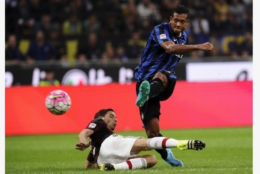 Fredy Guarin saat mencetak gol ke gawang AC Milan