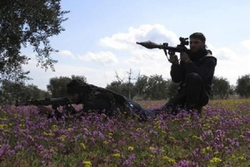 Free Syrian Army fighters hold their weapons and take positions in preparation for what they say is an ambush against forces loyal to Syria's President Bashar al-Assad, last week. (file photo)