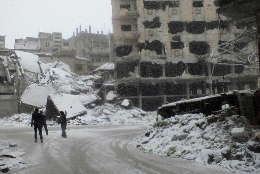 Free Syrian Army members patrol Jouret al Shayah area during a snowstorm in Homs January 9, 2013. (illustration)  