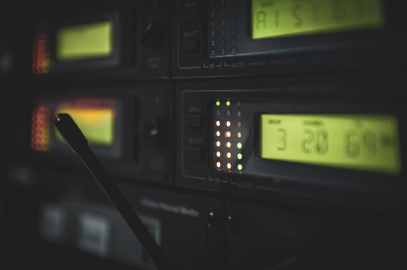 Frekuensi radio. Kementerian Komunikasi dan Informatika membuka seleksi pengguna pita frekuensi radio 2,1 GHz untuk penyelenggaraan jaringan bergerak seluler. 