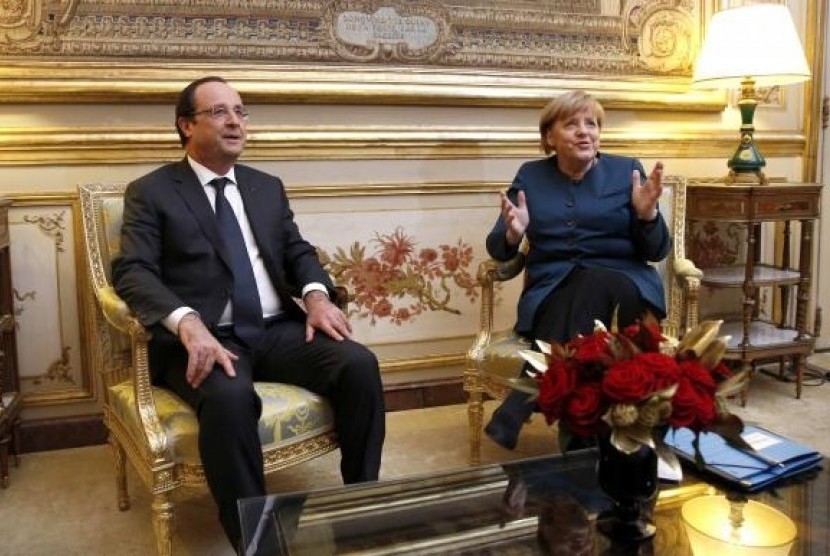 French President Francois Hollande and German Chancellor Angela Merkel (right) meet in President's office prior to a dinner at the Elysee Palace, in Paris, December 18, 2013. (File photo)