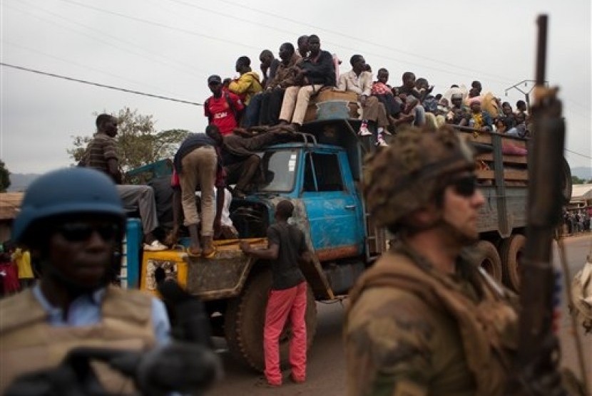 French soldiers protect a truck of fleeing Muslims after it broke down and was surrounded by hundreds of hostile Christian residents, including several anti-balaka militiamen, in the Gobongo neighborhood of Bangui, Central African Republic. 