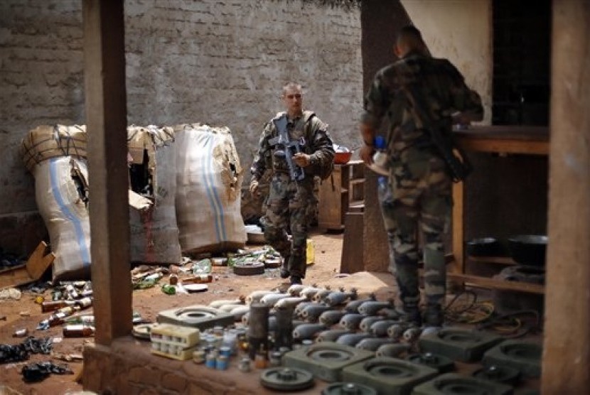 French soldiers search a house used as an armed cache in the Christian sector of PK12, the last checkpoint at the exit of the town, in Bangui, Central African Republic Tuesday Feb. 11, 2014. 