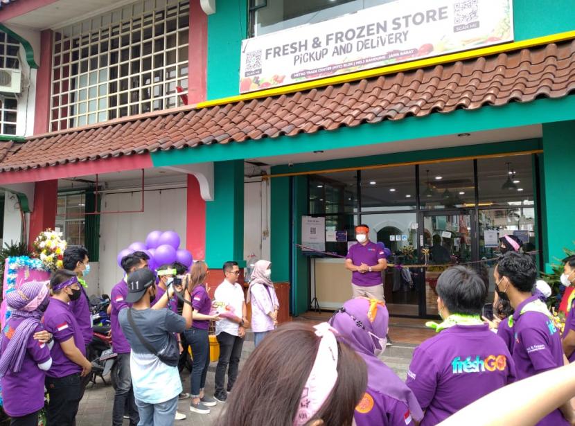 FreshGo, sebuah perusahaan supplier makanan terutama produk fresh seperti buah bahan, sayuran , daging, hasil laut, dan juga menyediakan produk produk unggulan dari UMKM Indonesia. 