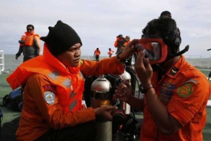 Indonesian divers prepare their gear on the deck of SAR ship Purworejo during a search operation for passengers onboard AirAsia flight QZ8501, in Java Sea, Indonesia on January 2, 2015.