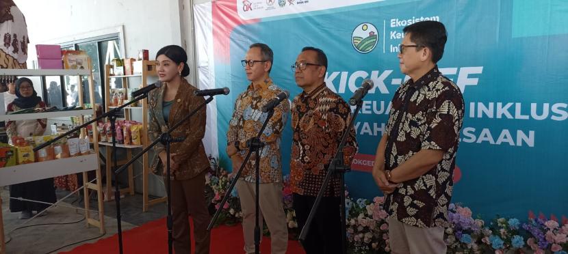 Friderica Widyasari Dewi, Mahendra Siregar, Mensesneg Pratikno, Pj Bupati Bojonegoro Adriyanto dalam kick off EKI di Bojonegoro, Sabtu (3/8/2024).