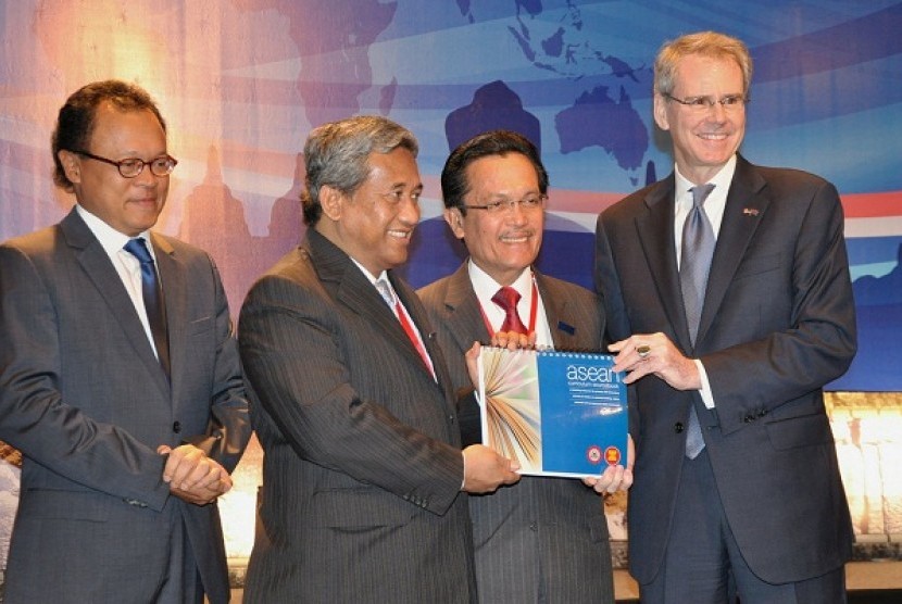 From left, ASEAN Deputy Secretary Dato Misran Karmain, Indonesian Minister of Education M Nuh, Brunei Minister of Education Abu Bakar Apong, and US Ambassador for ASEAN David L. Carden hold the ASEAN Curriculum Sourcebook during the launch of ASEAN Curricu