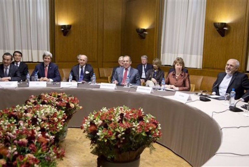 From left, Chinese Foreign Minister Wang Yi, US Secretary of State John Kerry, French Foreign Minister Laurent Fabius, Russia's Foreign Minister Sergei Lavrov, EU foreign policy chief Catherine Ashton and Iranian Foreign Minister Mohammad Javad Zarif, gath