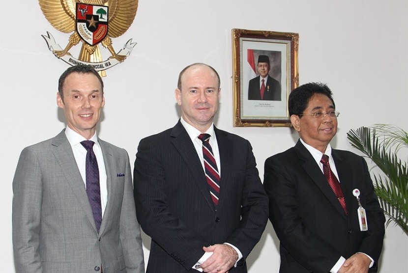 From left to right, David Fricker (Director General of the National Archives of Australia), Greg Moriarty (Australian Ambassador to Indonesia), and Mustari Irawan )Director General of the National Archives of Indonesia) after the signing of Archives MoU Co