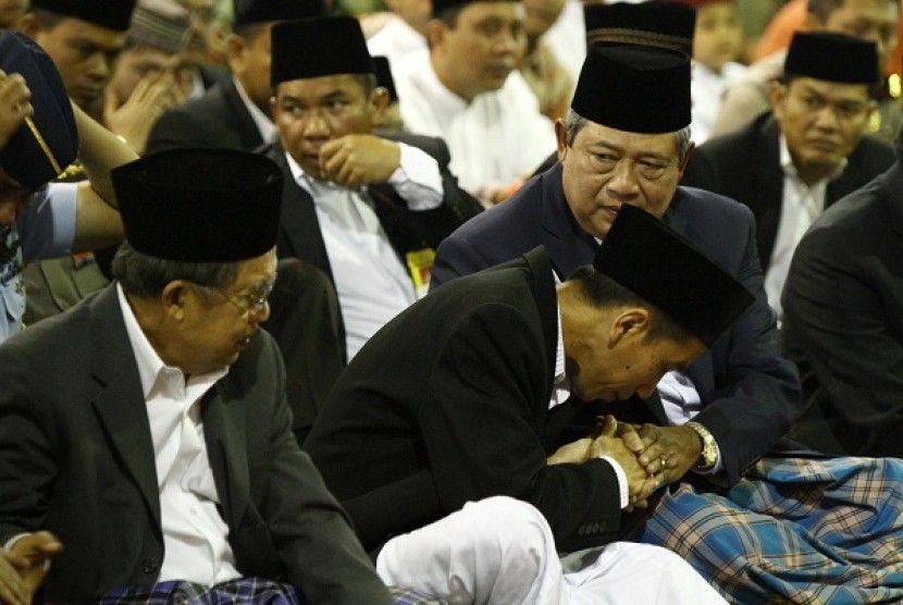From left to right, former vice president Jusuf Kalla, Jakarta Governor Joko Widodo, President Susilo Bambang Yudhoyono, shakes had after performing Eid al Adha prayer in Mosque Istiqlal, Jakarta, on Friday.  